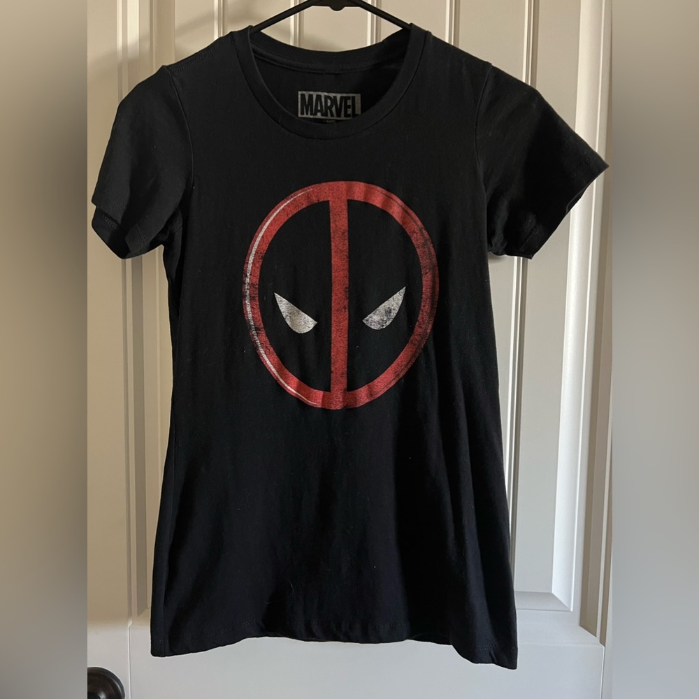 XS Marvel Deadpool tee.